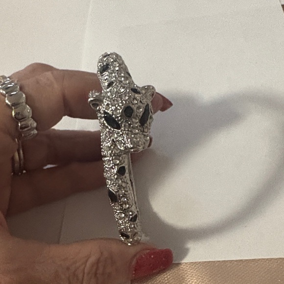 Elegant Silver and Black Panther Bracelet - Picture 2 of 3